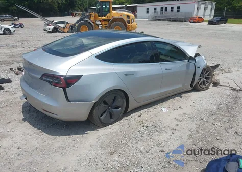 2018 Tesla Model 3 Long Range/Performance z USA, uszkodzony, nr VIN 5YJ3E1EB3JF104435